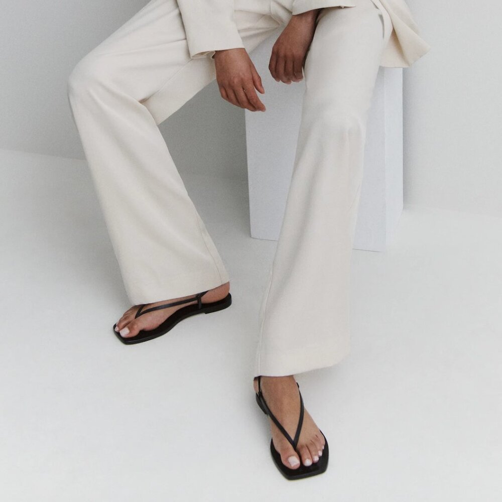 Reformation Vincenza Thong Sandal Black - Size 9.5